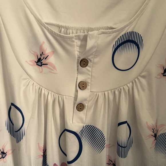 Women’s White Floral Scoop Neck Top with Buttons - Picture 2 of 6